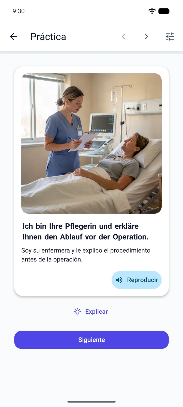 Una tarjeta de escenario de Viglot con la interfaz de la app en español: una enfermera con uniforme azul y un portapapeles en la mano, de pie junto a una paciente tumbada en la cama del hospital, y debajo la frase en alemán «Ich bin Ihre Pflegerin und erkläre Ihnen den Ablauf vor der Operation.» con su traducción al español, con los botones Reproducir, Explicar y Siguiente