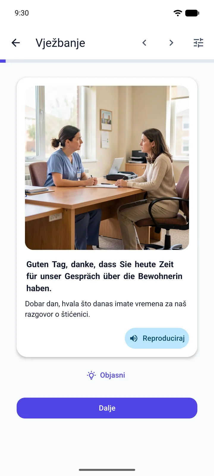 Aplikacija Viglot na hrvatskom, zaslon „Vježbanje“: kartica scenarija s fotografijom medicinske sestre u plavoj radnoj odjeći koja u uredu doma za njegu razgovara sa ženom u bež puloveru, kćeri štićenice, te njemačkom rečenicom „Guten Tag, danke, dass Sie heute Zeit für unser Gespräch über die Bewohnerin haben.“ s hrvatskim prijevodom