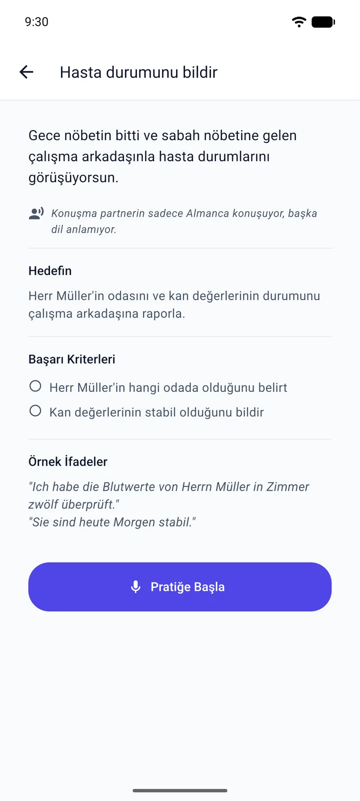 Türkçe arayüzlü Viglot sesli görev ekranı “Hasta durumunu bildir”: gece nöbeti sonrası sabah vardiyasındaki iş arkadaşına hasta durumunu aktarma sahnesi; hedef, Herr Müller’in odasını ve kan değerlerinin durumunu bildirmek, başarı kriterleri ve iki Almanca örnek cümle altta, altta da “Pratiğe Başla” düğmesi