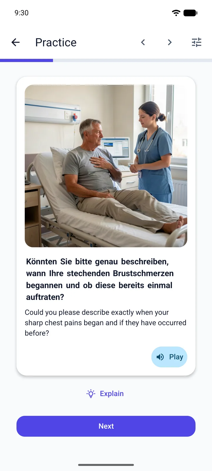 Un card de exersare Viglot cu interfața aplicației în engleză: un cadru medical în uniformă albastră vorbește cu un pacient în vârstă care stă pe un pat de spital și își ține mâna la piept, cu întrebarea de anamneză în germană «Könnten Sie bitte genau beschreiben, wann Ihre stechenden Brustschmerzen begannen und ob diese bereits einmal auftraten?» și traducerea ei în engleză