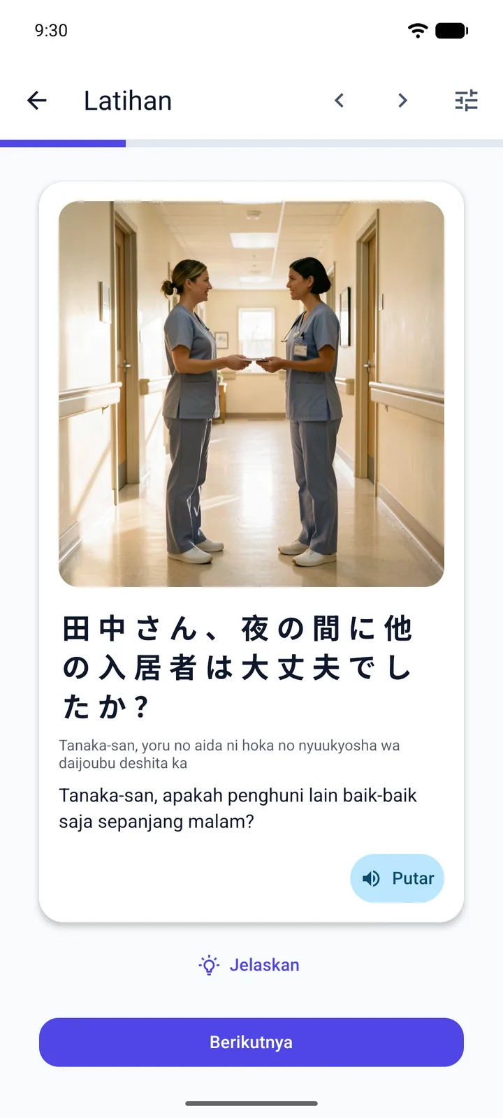 Layar latihan Viglot dengan antarmuka berbahasa Indonesia: kartu skenario serah terima shift malam ke pagi di panti jompo Jepang, dengan foto dua staf kaigo berseragam di lorong yang terang, kalimat Jepang, cara bacanya dalam romaji, terjemahan bahasa Indonesia, serta tombol Putar, Jelaskan, dan Berikutnya